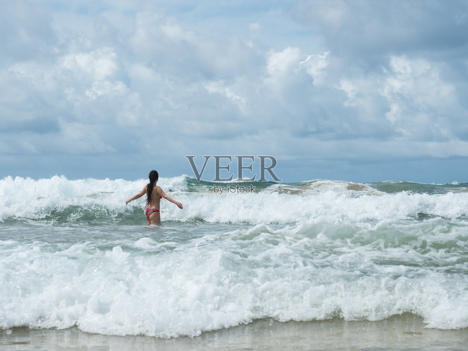 海滩上的漂亮女孩照片摄影图片