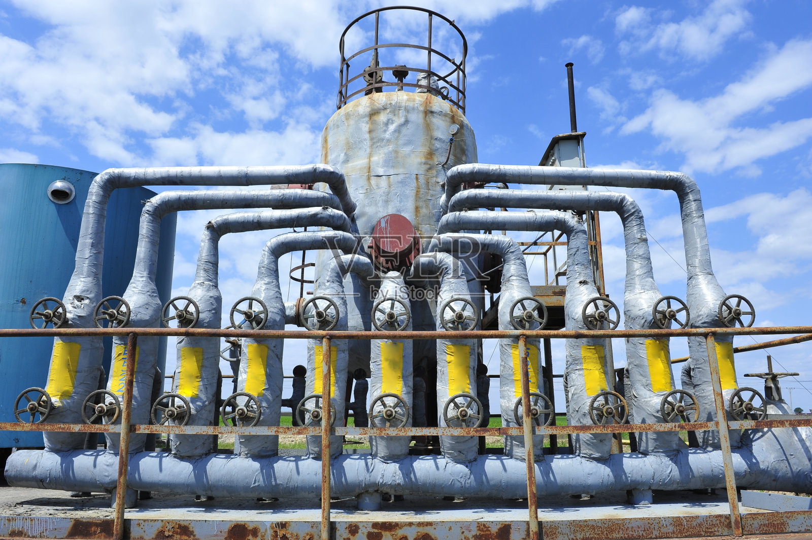 油田的管道和阀门照片摄影图片