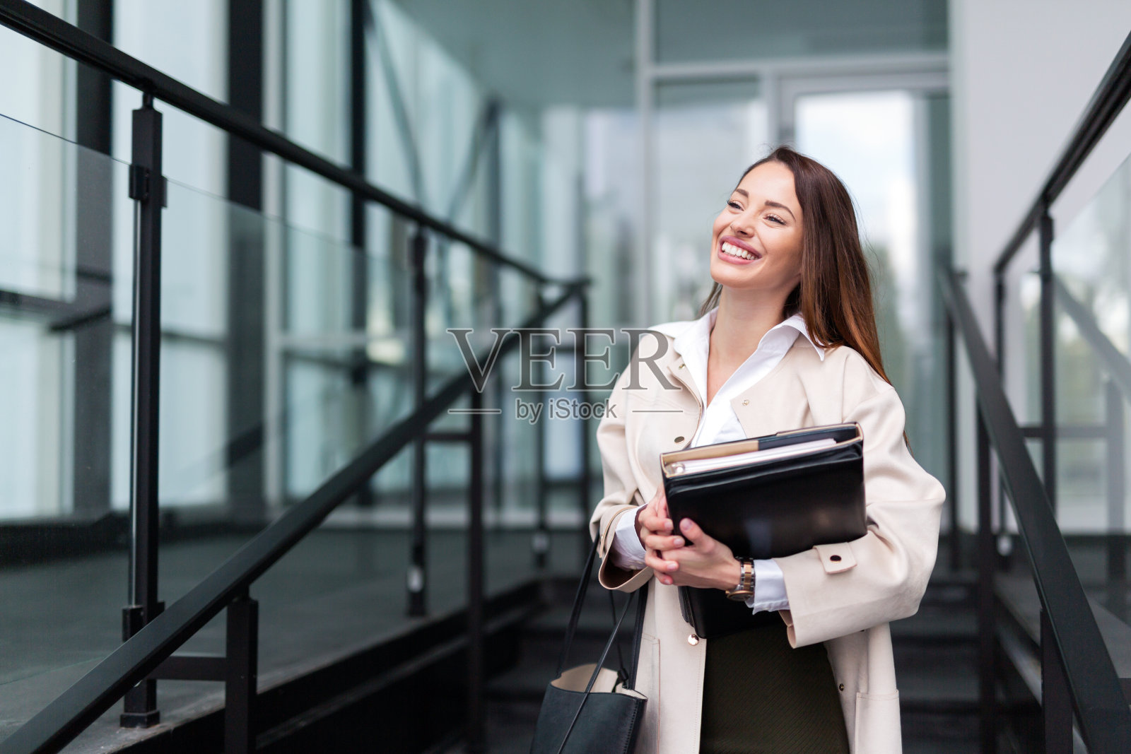 年轻漂亮的女商人去上班的肖像照片摄影图片
