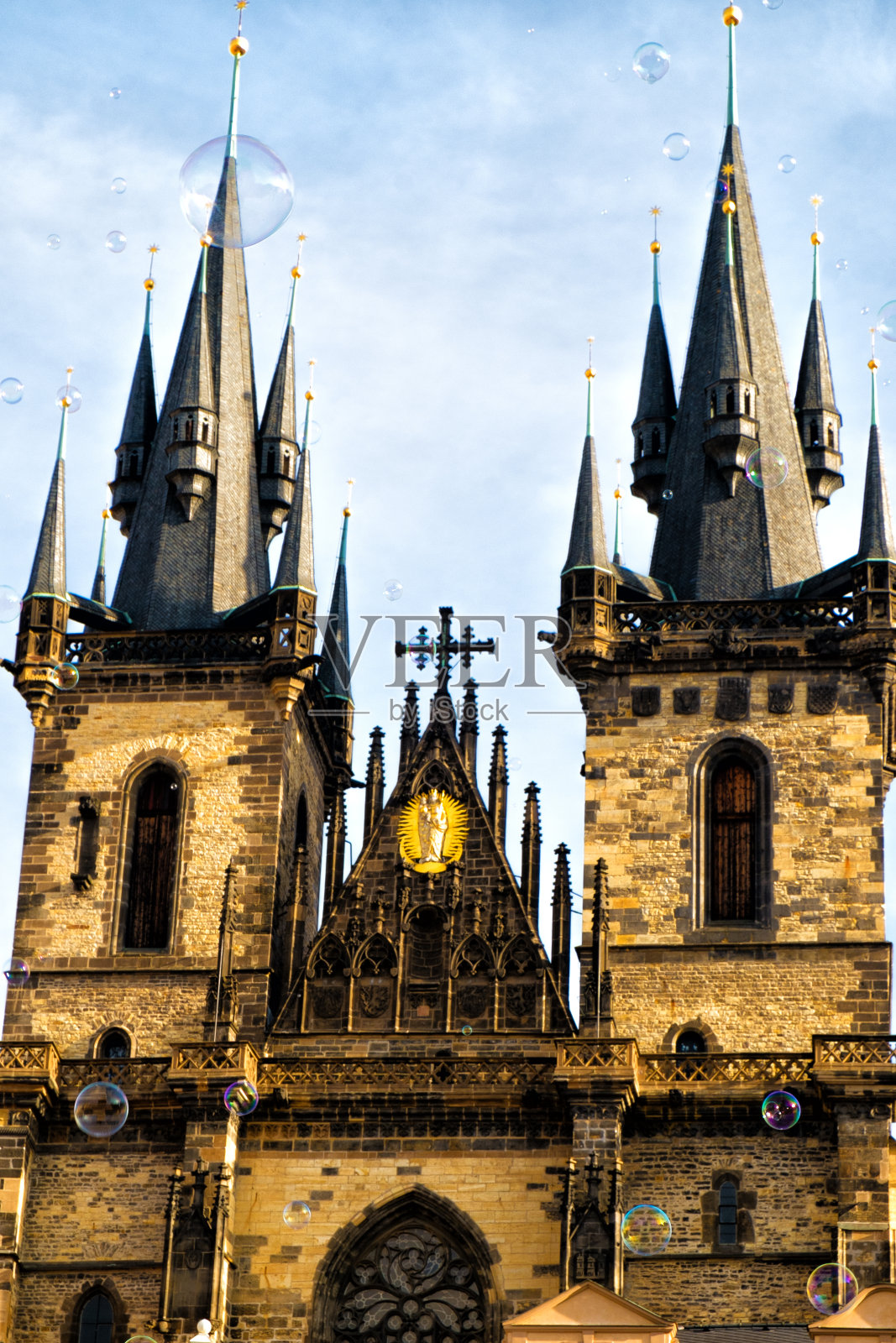 泰恩前圣母教堂前的肥皂泡照片摄影图片