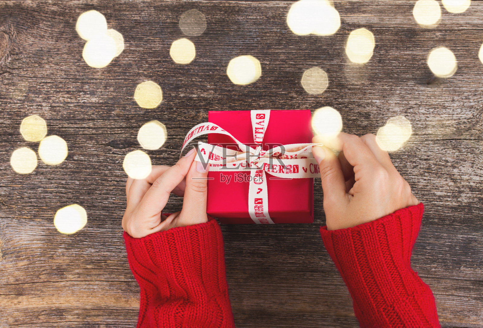 圣诞节送礼物照片摄影图片