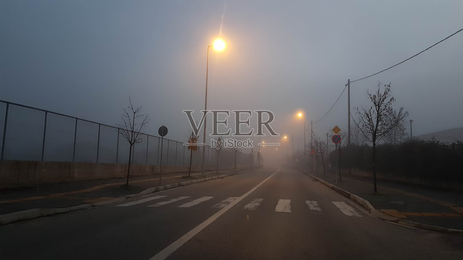 希腊约阿尼纳清晨的雾路街道照片摄影图片