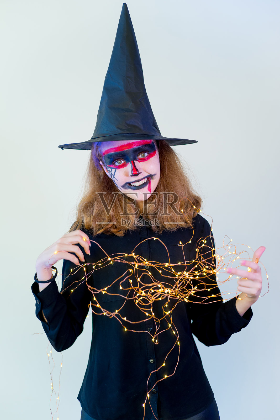 穿着万圣节服装的人照片摄影图片