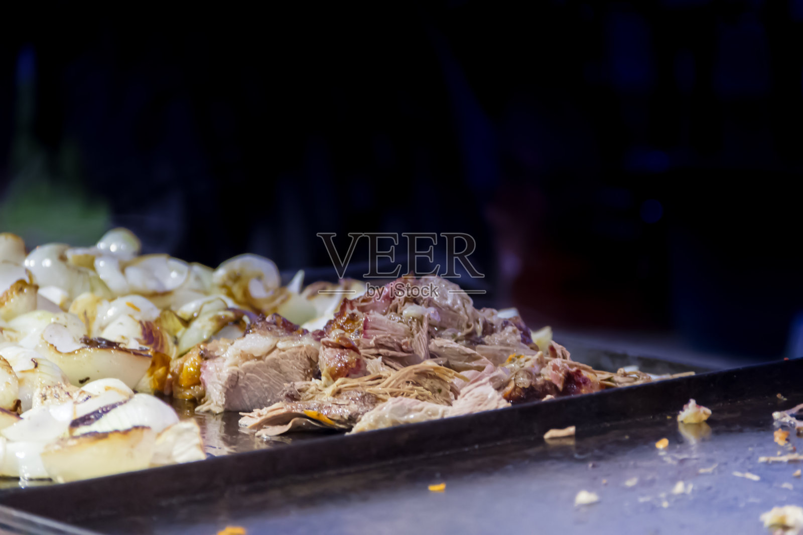 在集市上准备玉米饼和油炸面包的双手照片摄影图片