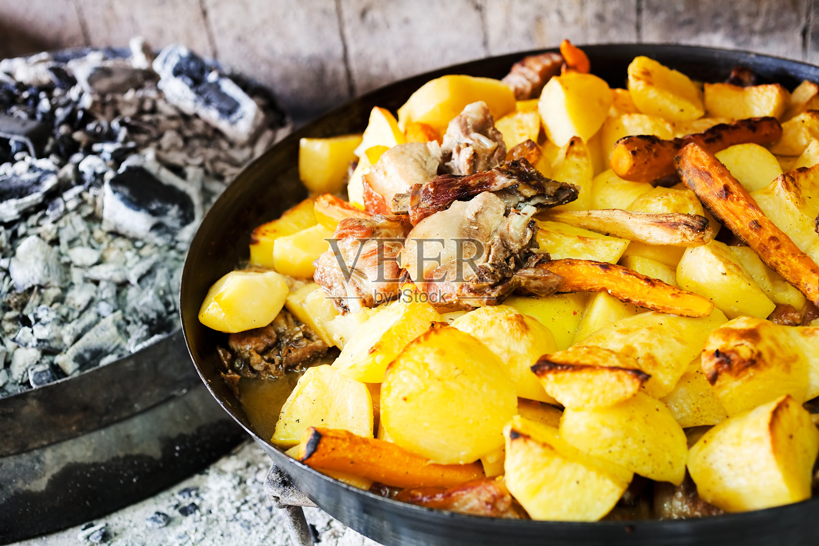 “灰上的土豆”照片摄影图片