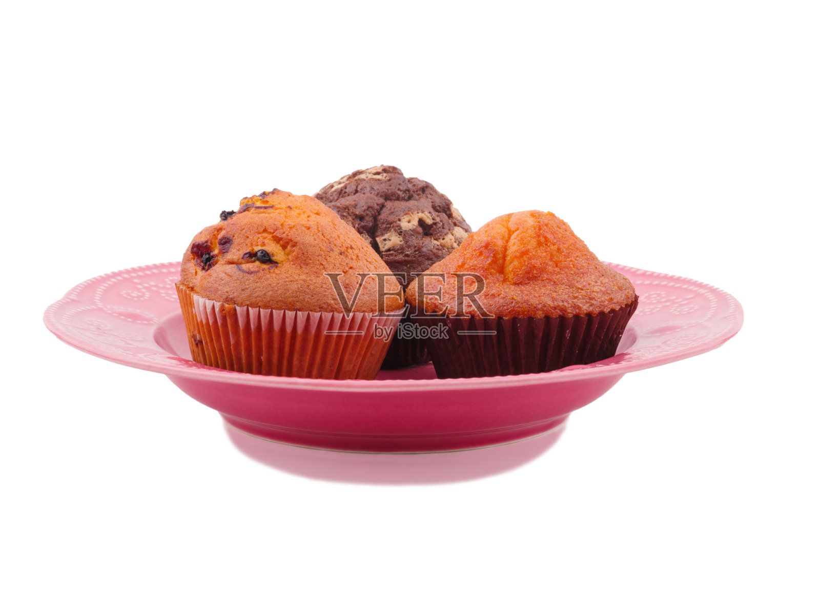 三个纸杯蛋糕放在一个盘子里，背景是孤立的白色。侧视图照片摄影图片