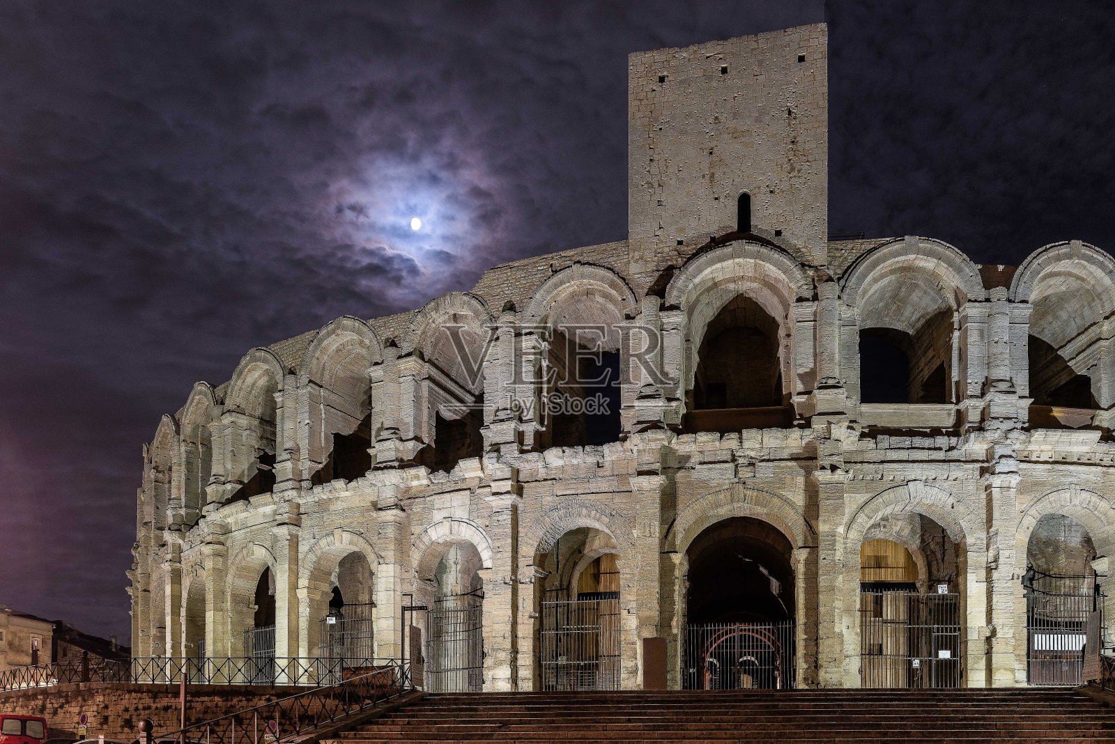 法国阿尔勒罗马斗兽场上空的月亮照片摄影图片