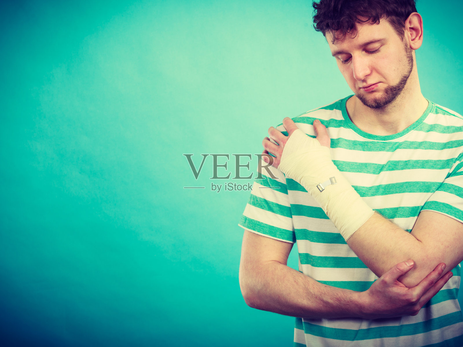 手上缠着绷带的男人。照片摄影图片