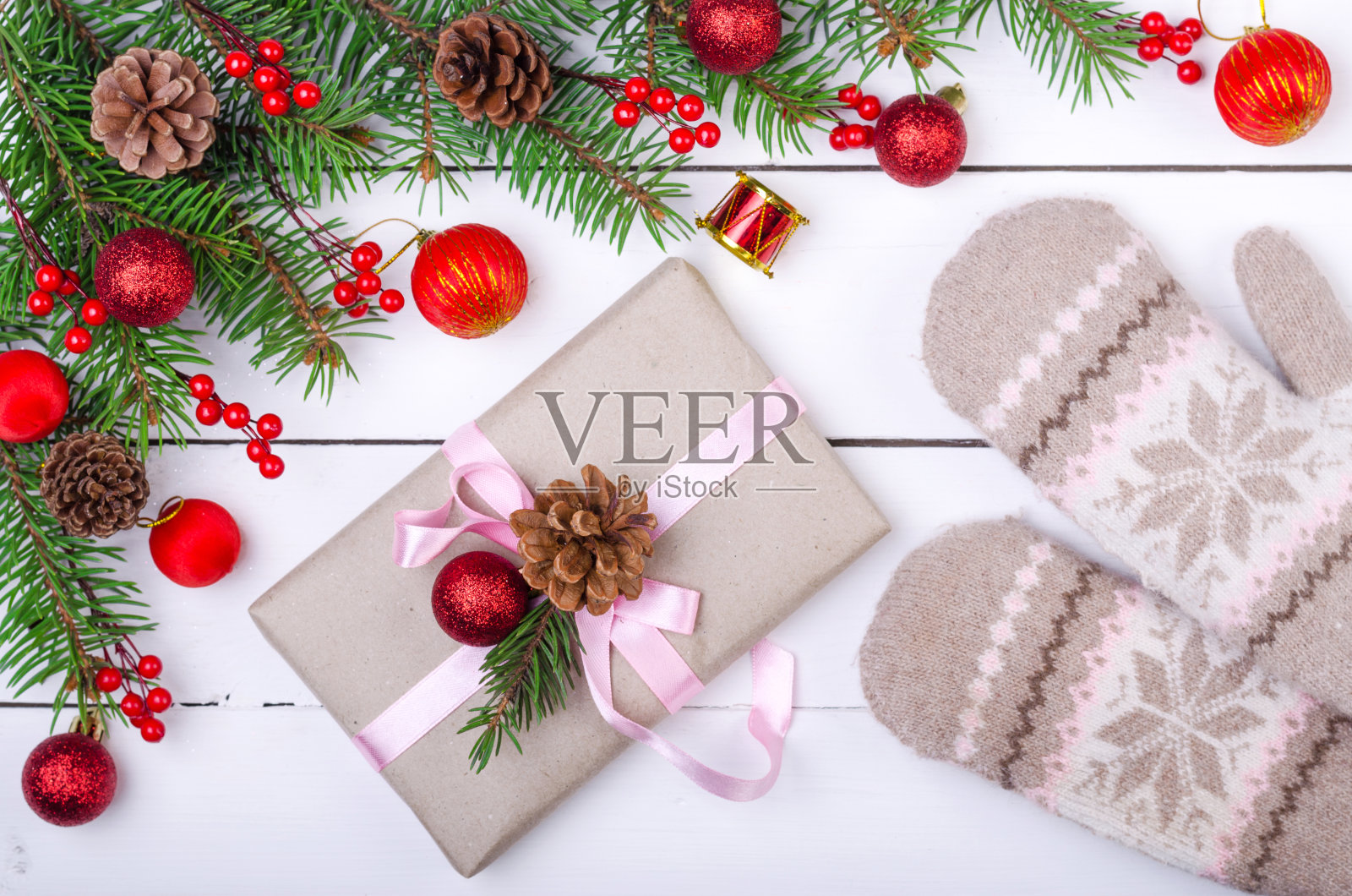 圣诞背景用装饰品和一个礼盒放在一个木制的白色桌子上，俯视图。照片摄影图片