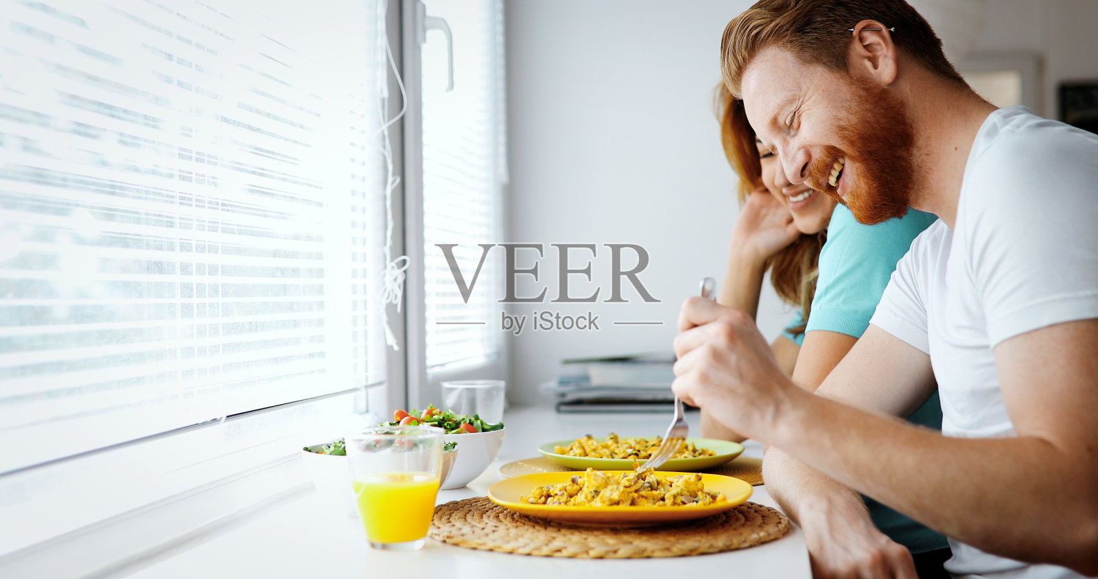 相爱的情侣在家吃早餐照片摄影图片