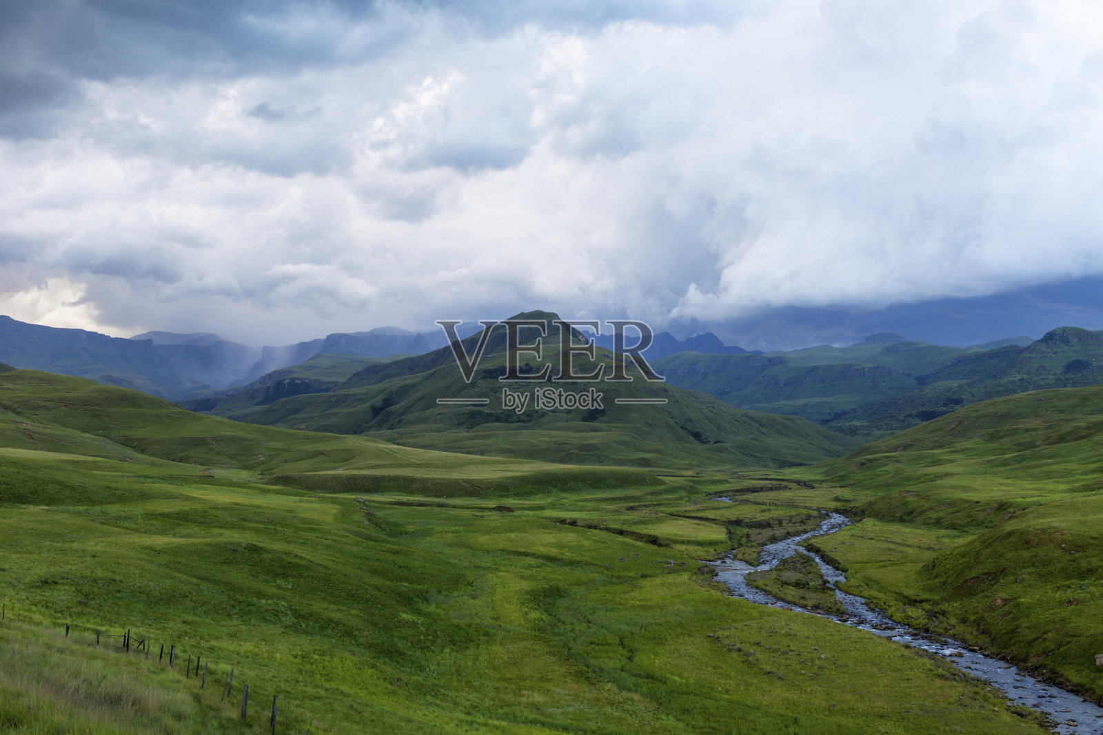 山上的雨照片摄影图片