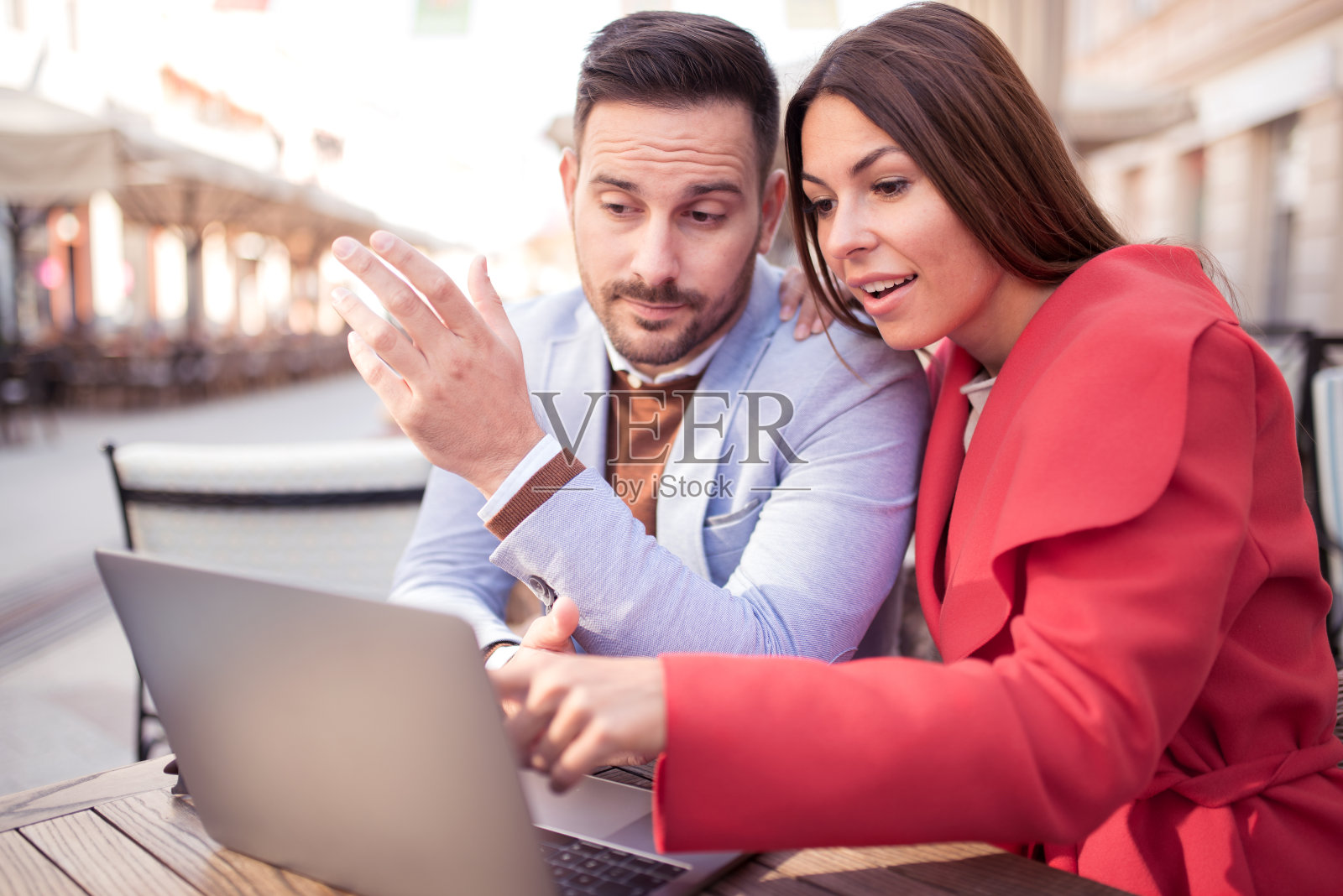 漂亮的年轻夫妇使用笔记本电脑照片摄影图片