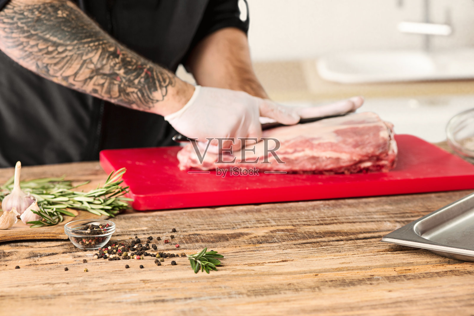 男人在厨房做牛排照片摄影图片