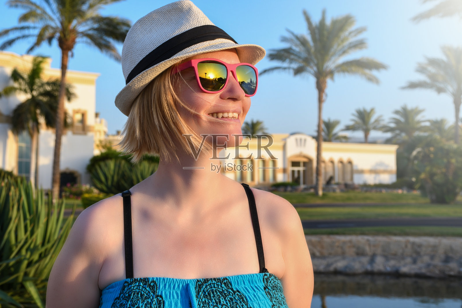 女人在晴朗的美好一天放松身心照片摄影图片