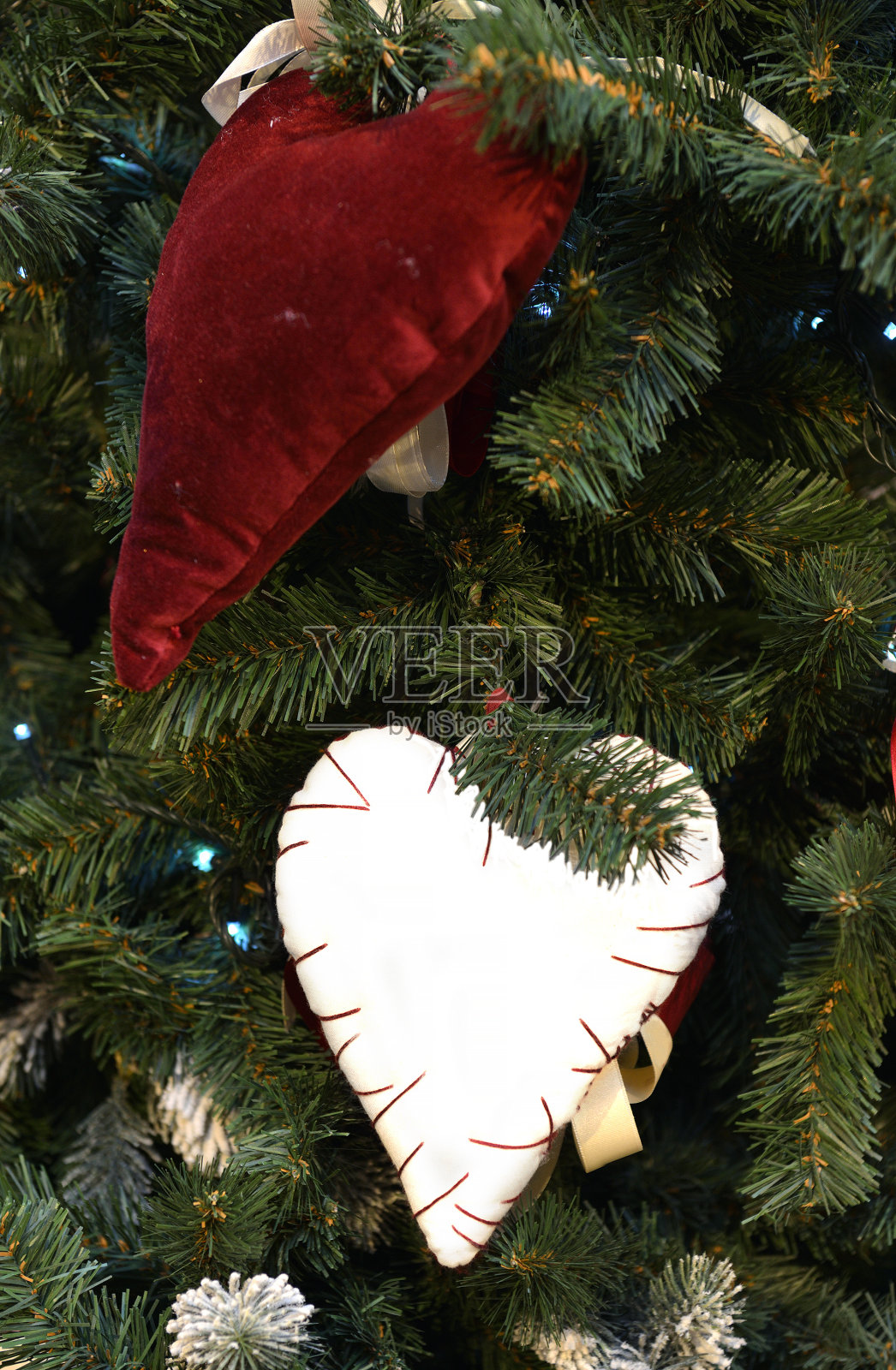 圣诞节和新年的圣诞树装饰品。心照片摄影图片