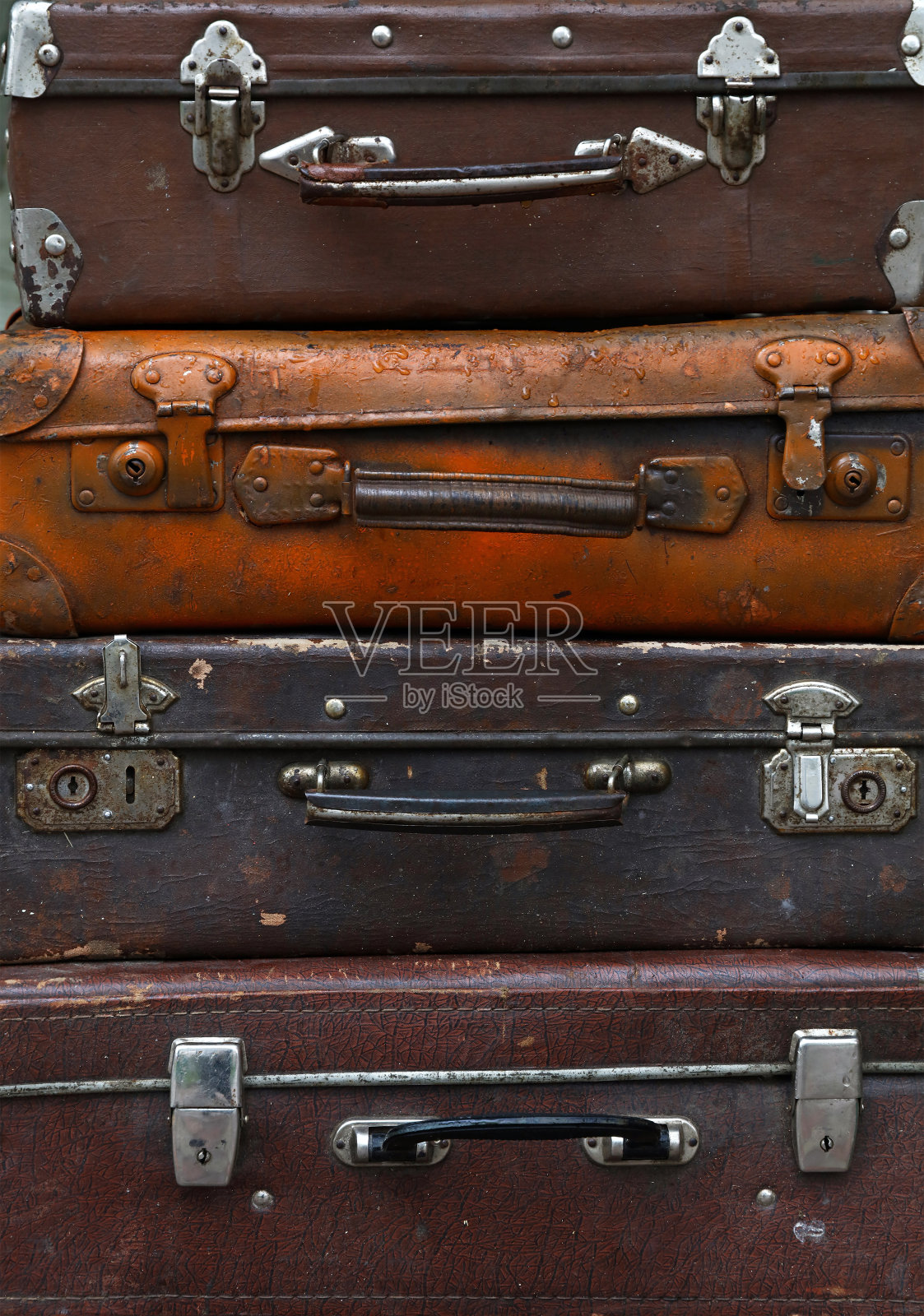 把旧的旅行箱叠起来照片摄影图片