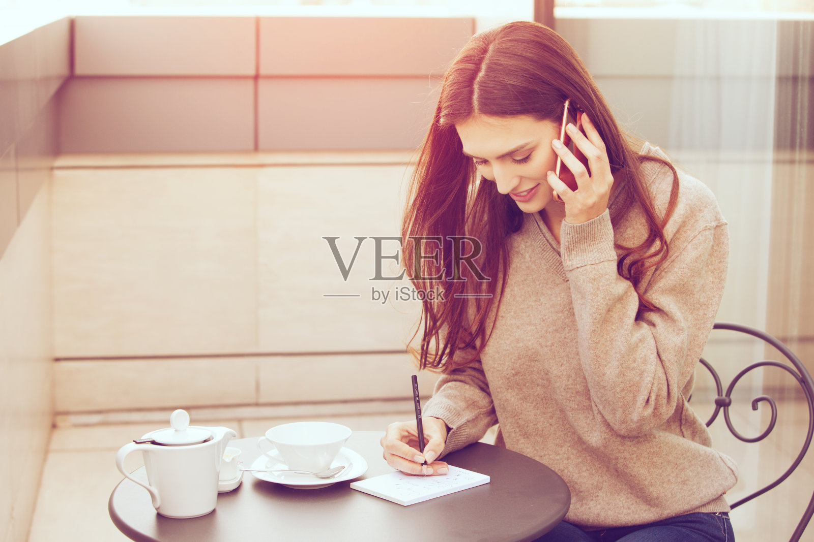 一个在咖啡馆工作的年轻女人照片摄影图片