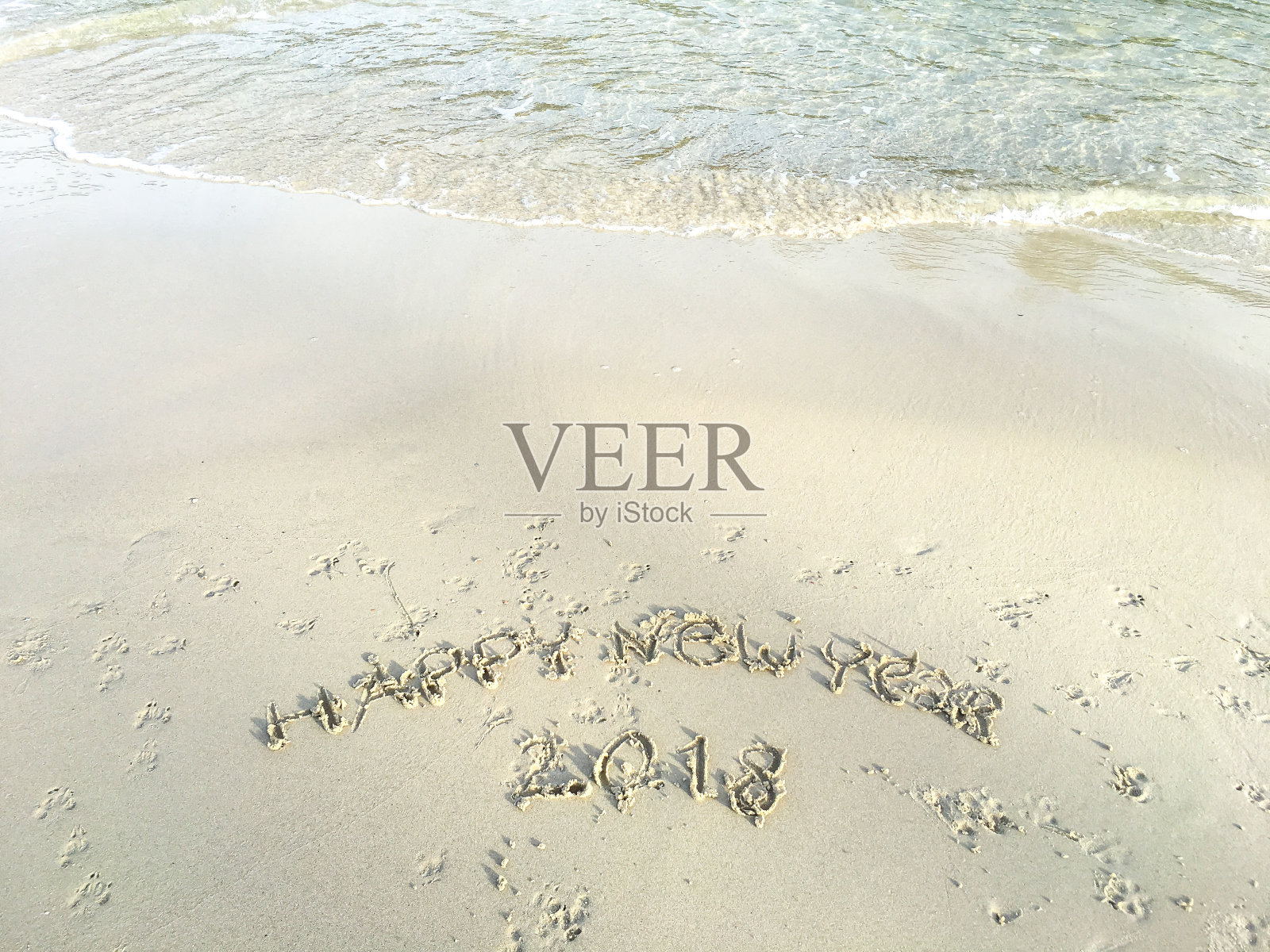 2018年新年快乐，沙滩上的文字，狗年2018照片摄影图片