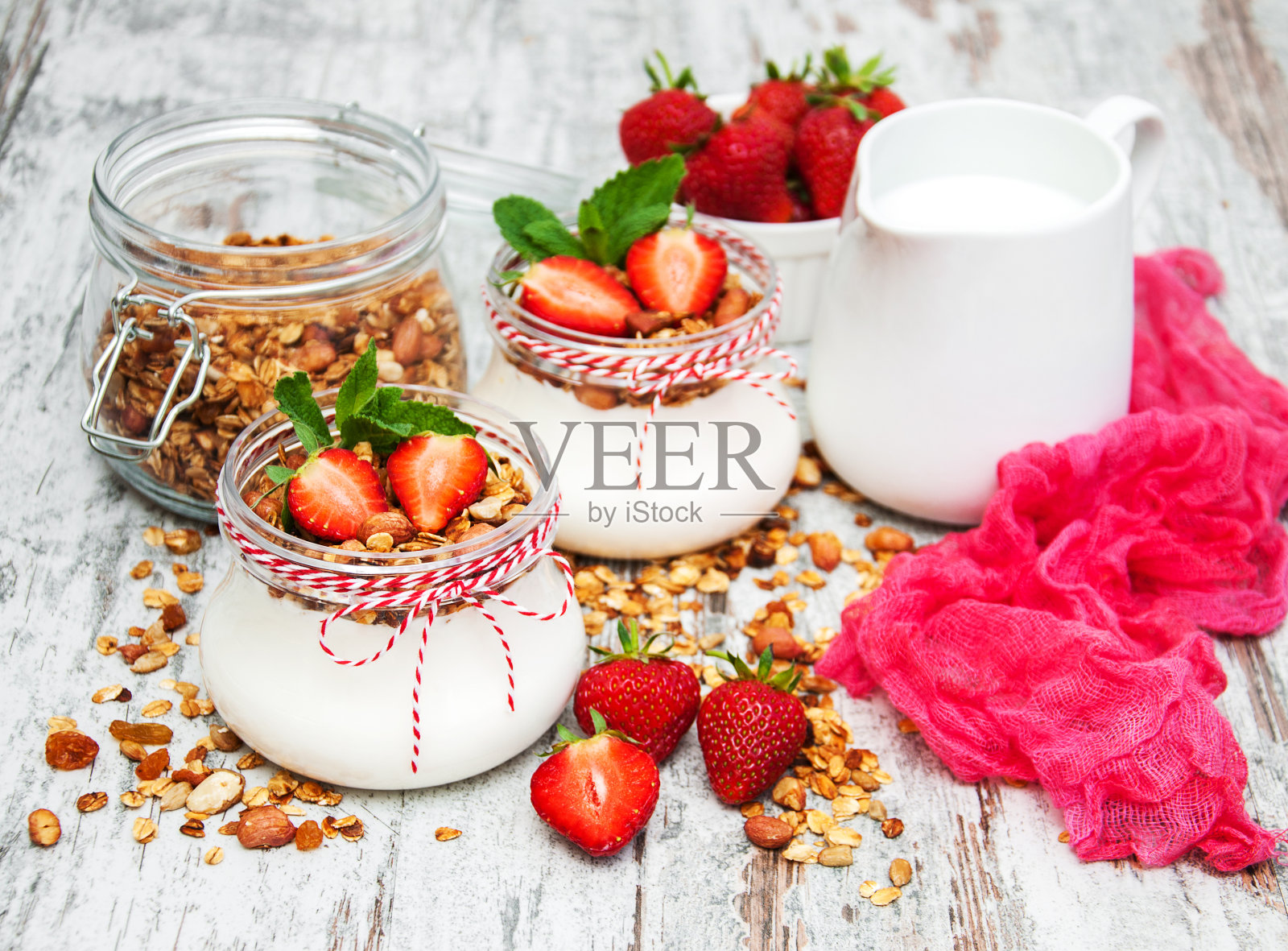 早餐吃酸奶和格兰诺拉麦片照片摄影图片