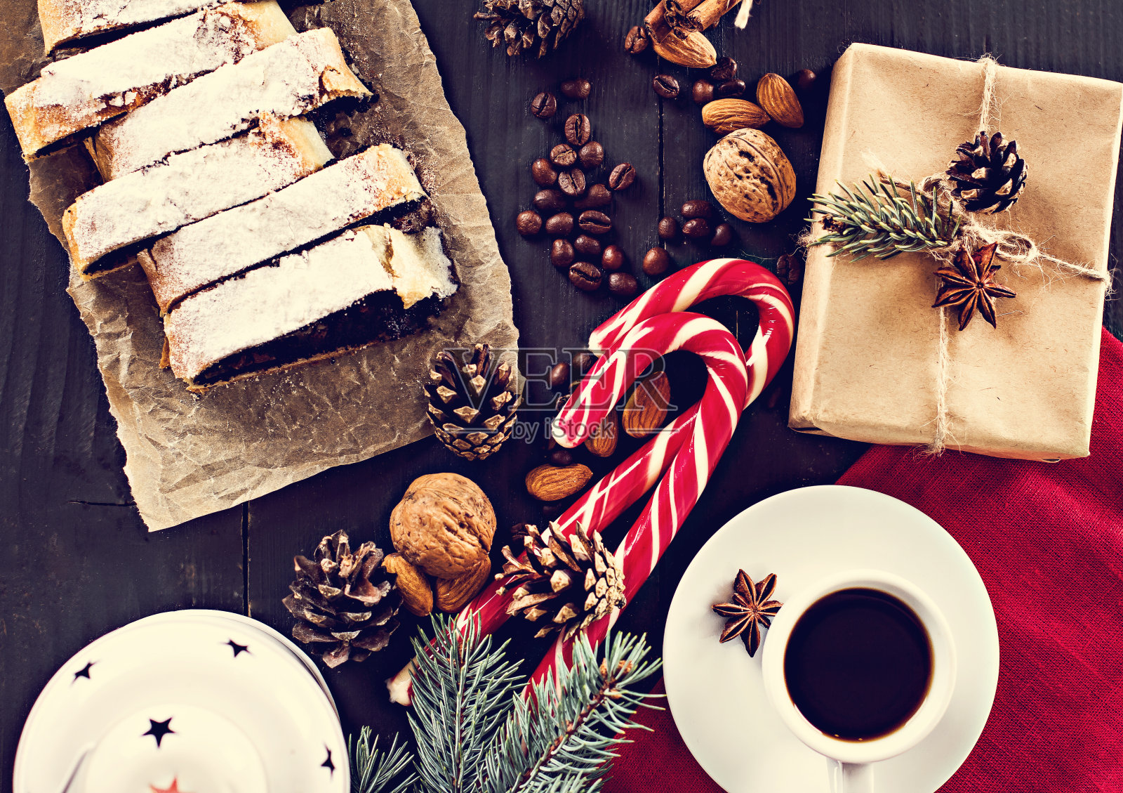 面包卷在黑色背景上照片摄影图片