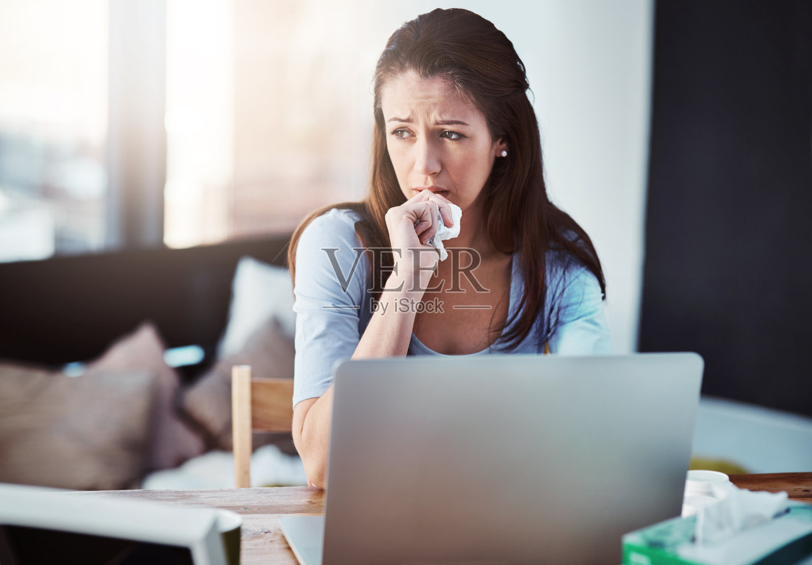 生病了还得继续工作照片摄影图片