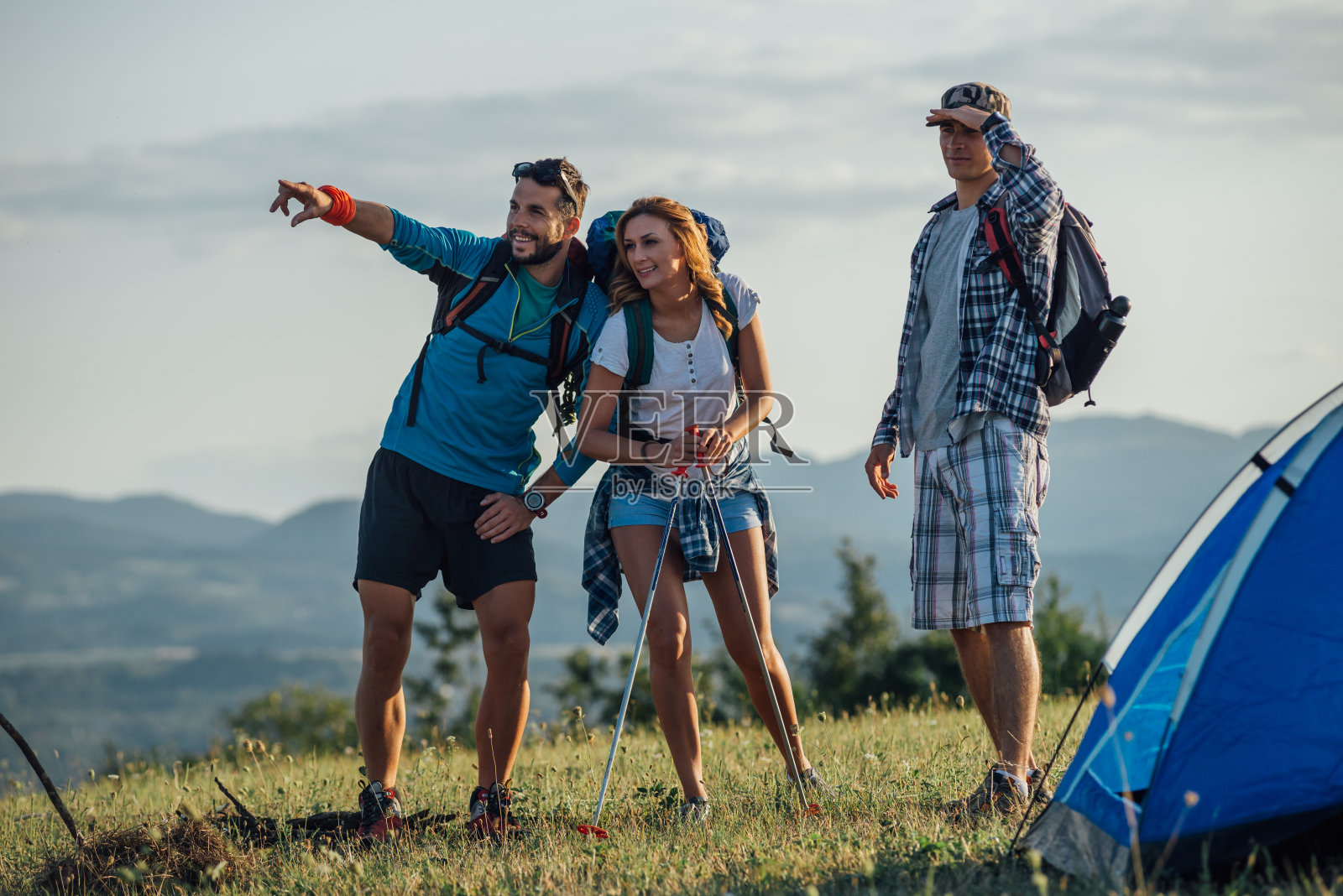 一群朋友探索高山照片摄影图片