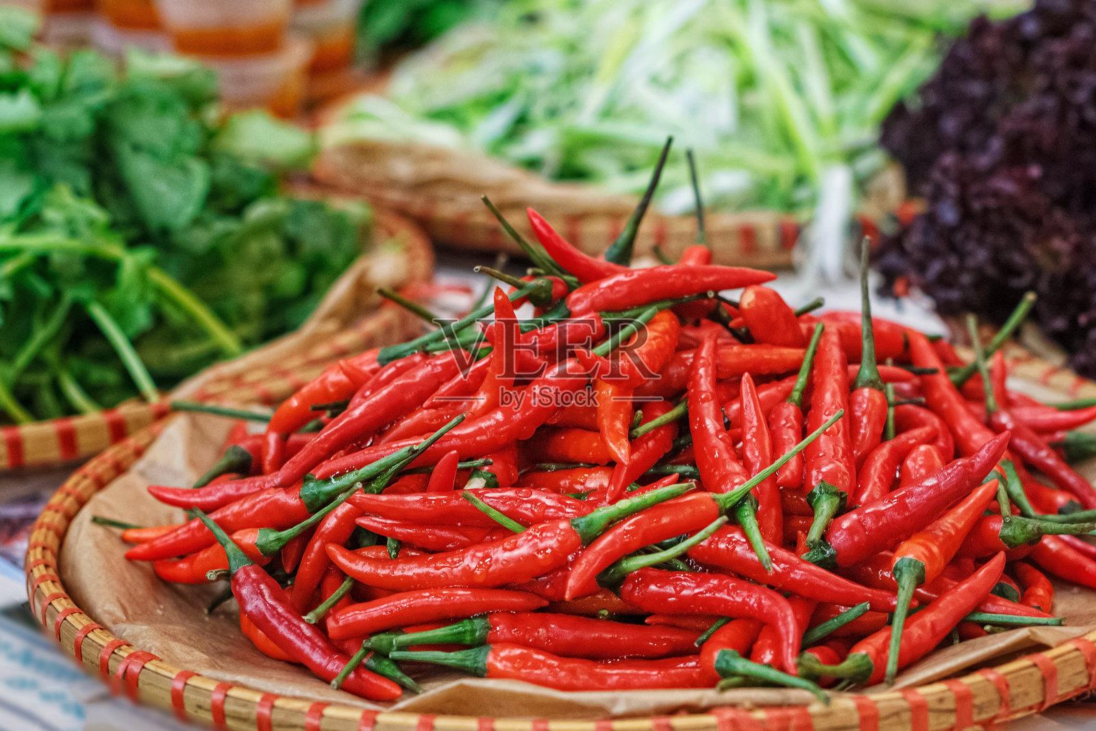 红辣椒撒在幻灯片上照片摄影图片