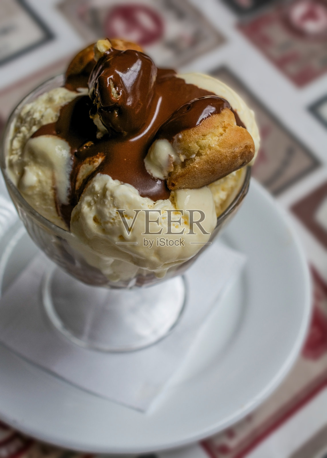 碗里的巧克力卷照片摄影图片