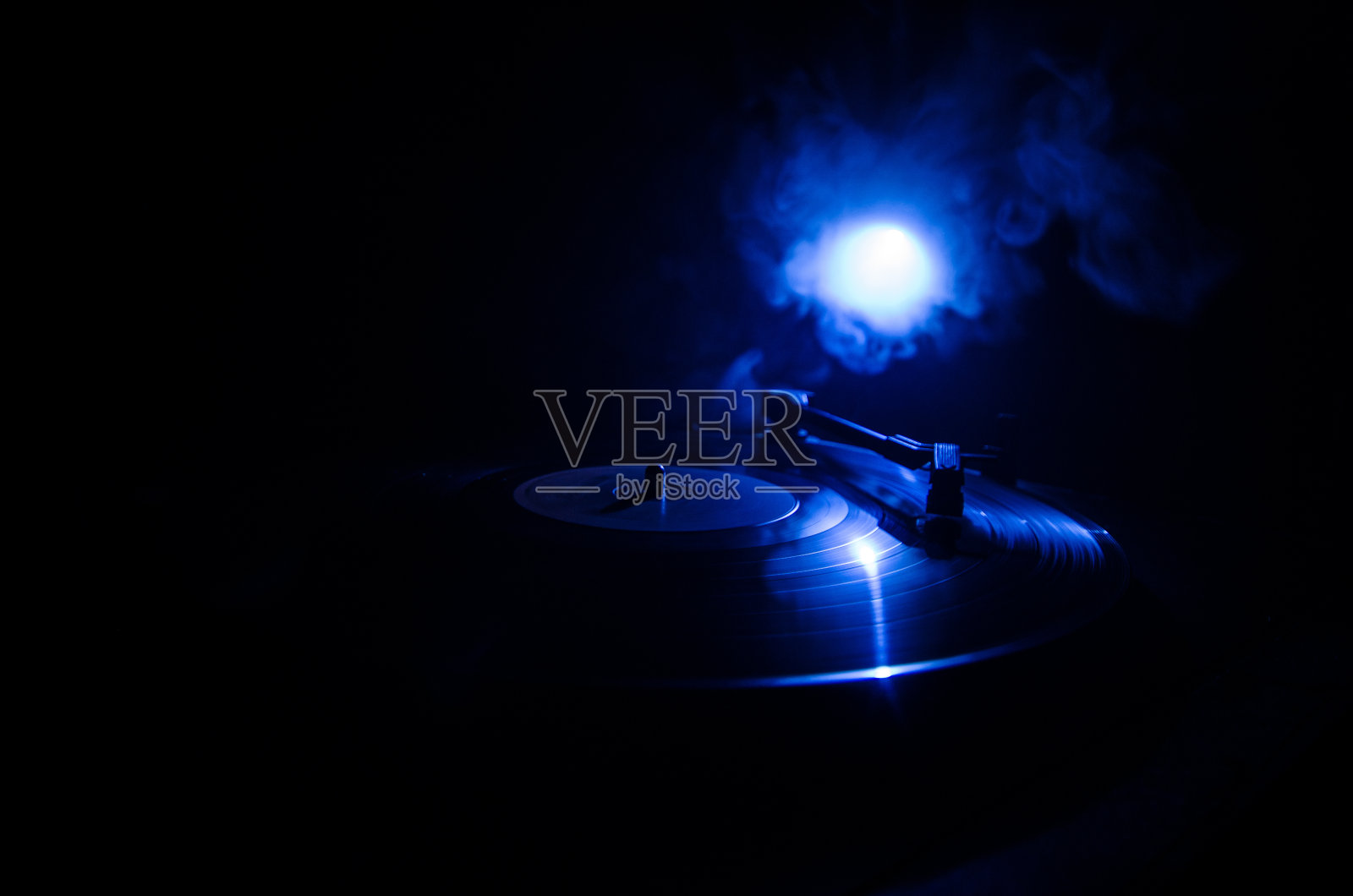 转盘播放黑胶与发光的抽象线条概念在黑暗的背景。有选择性的重点照片摄影图片