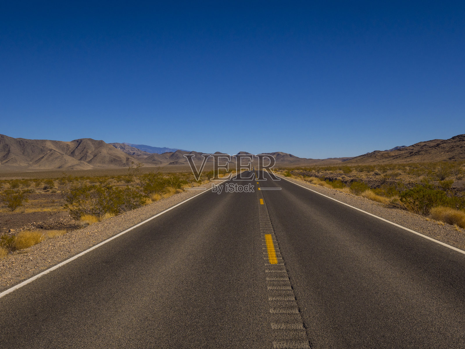 内华达州沙漠里的一条空街照片摄影图片