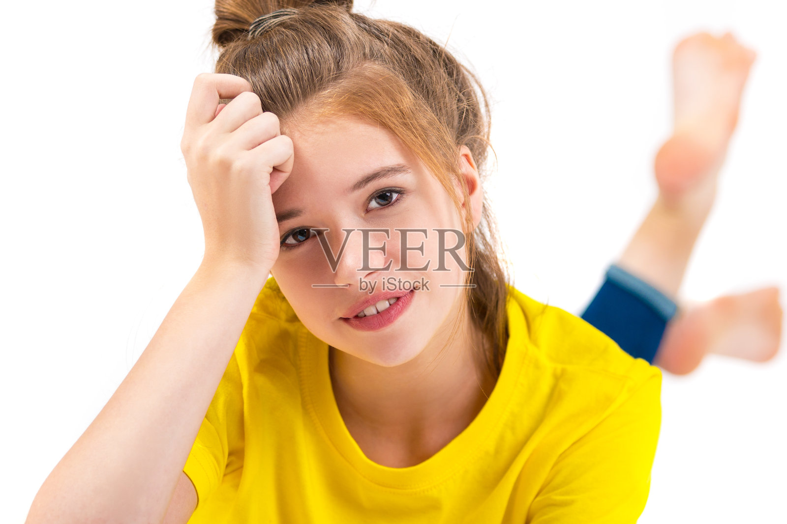 一个美丽的年轻女子的肖像在一个白色的背景照片摄影图片