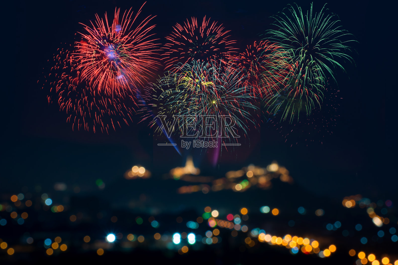 美丽多彩的烟花表演在水上庆祝之夜照片摄影图片