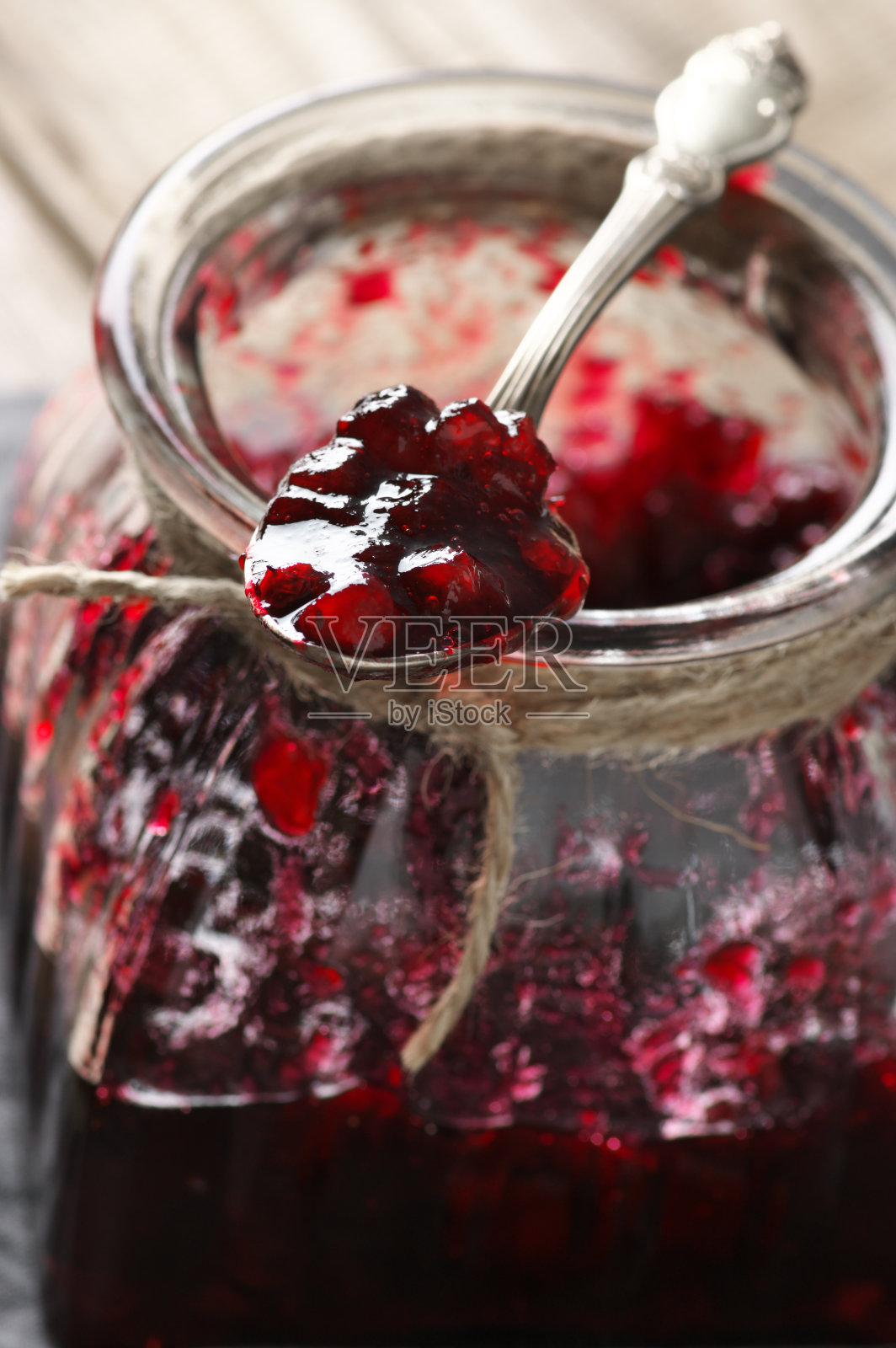 勺子里的蔓越莓果酱照片摄影图片