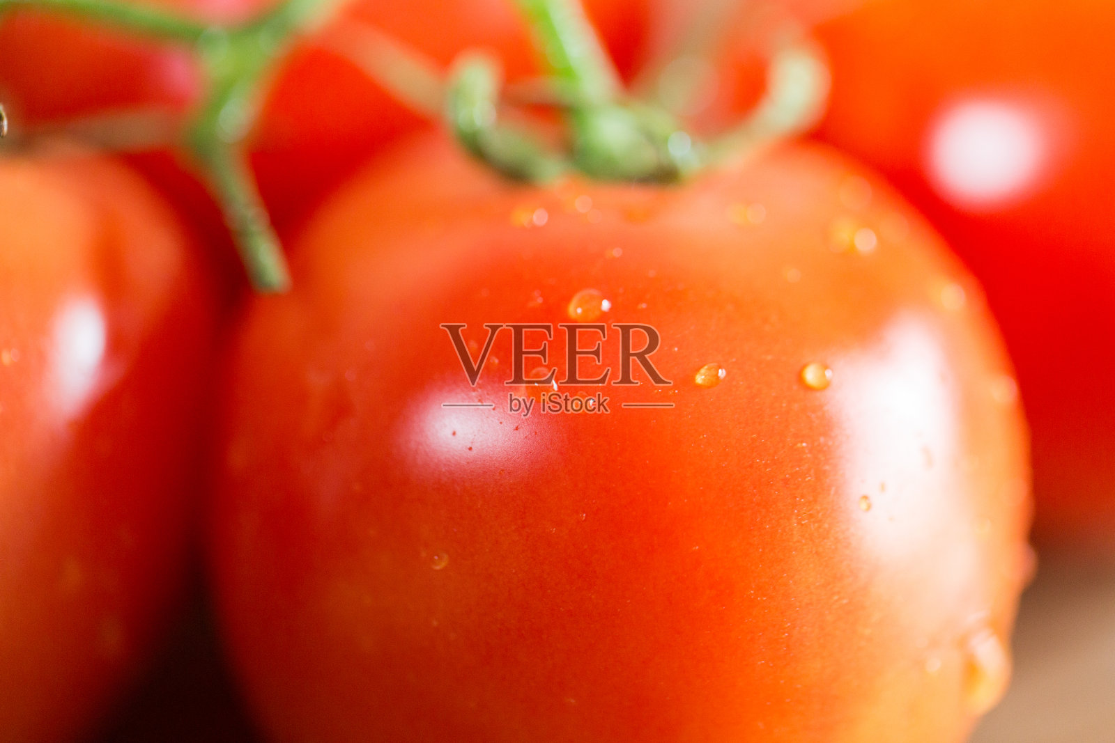 成熟的西红柿在木材背景照片摄影图片