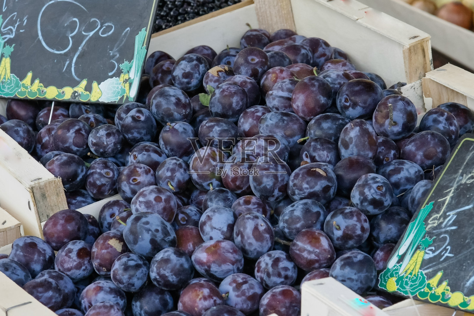 在法国梅茨市的夏季月七月，当地农村市场上的水果照片摄影图片