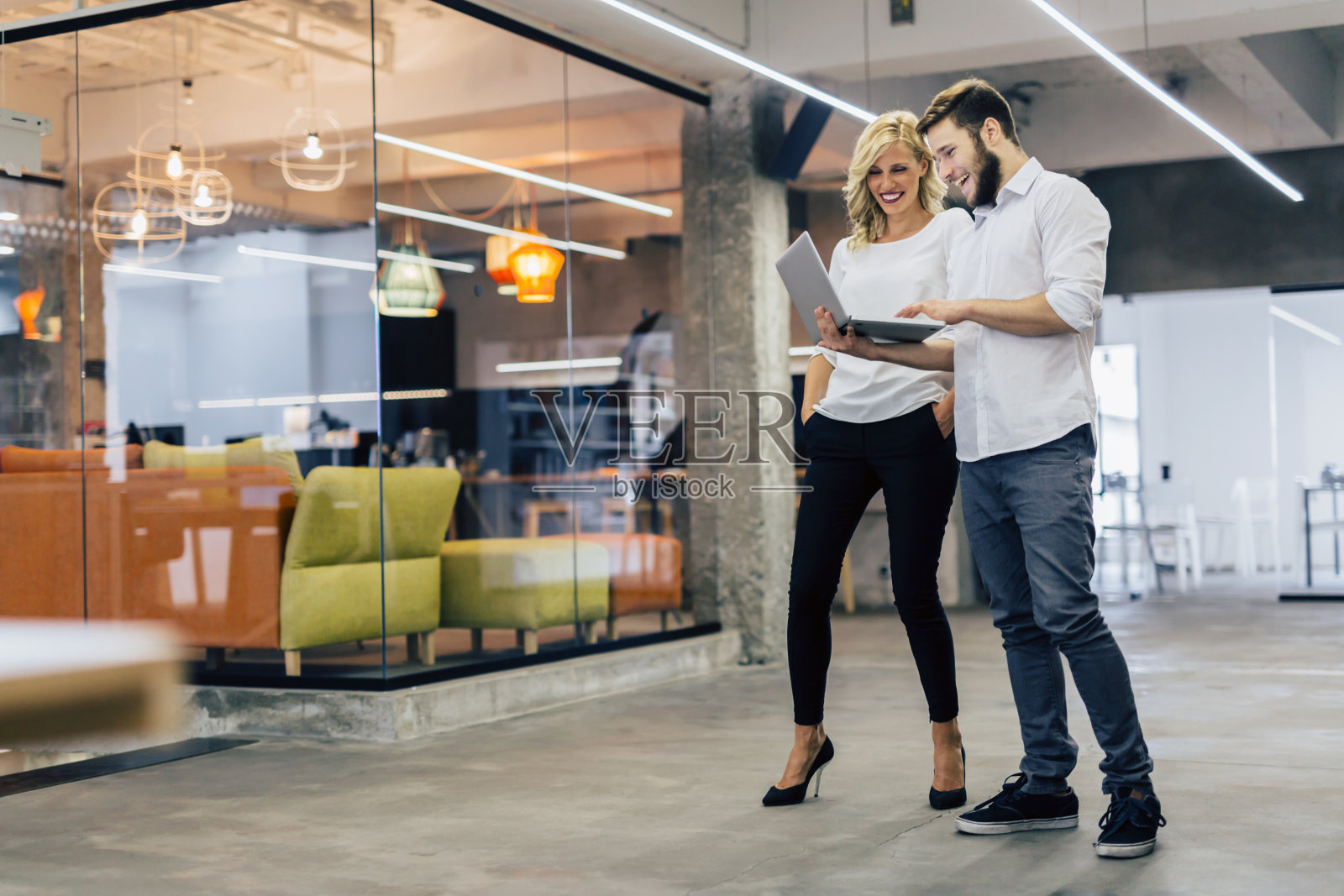 业务的同事们笑照片摄影图片