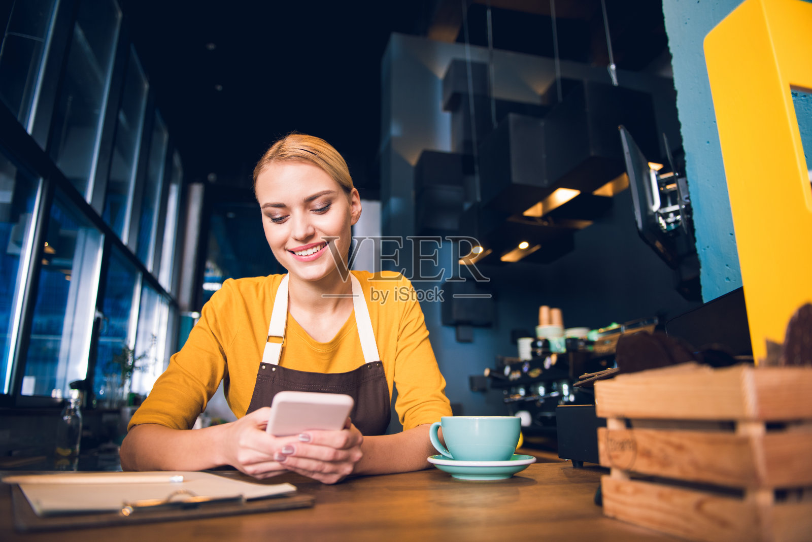 外向的女咖啡师输入电话照片摄影图片