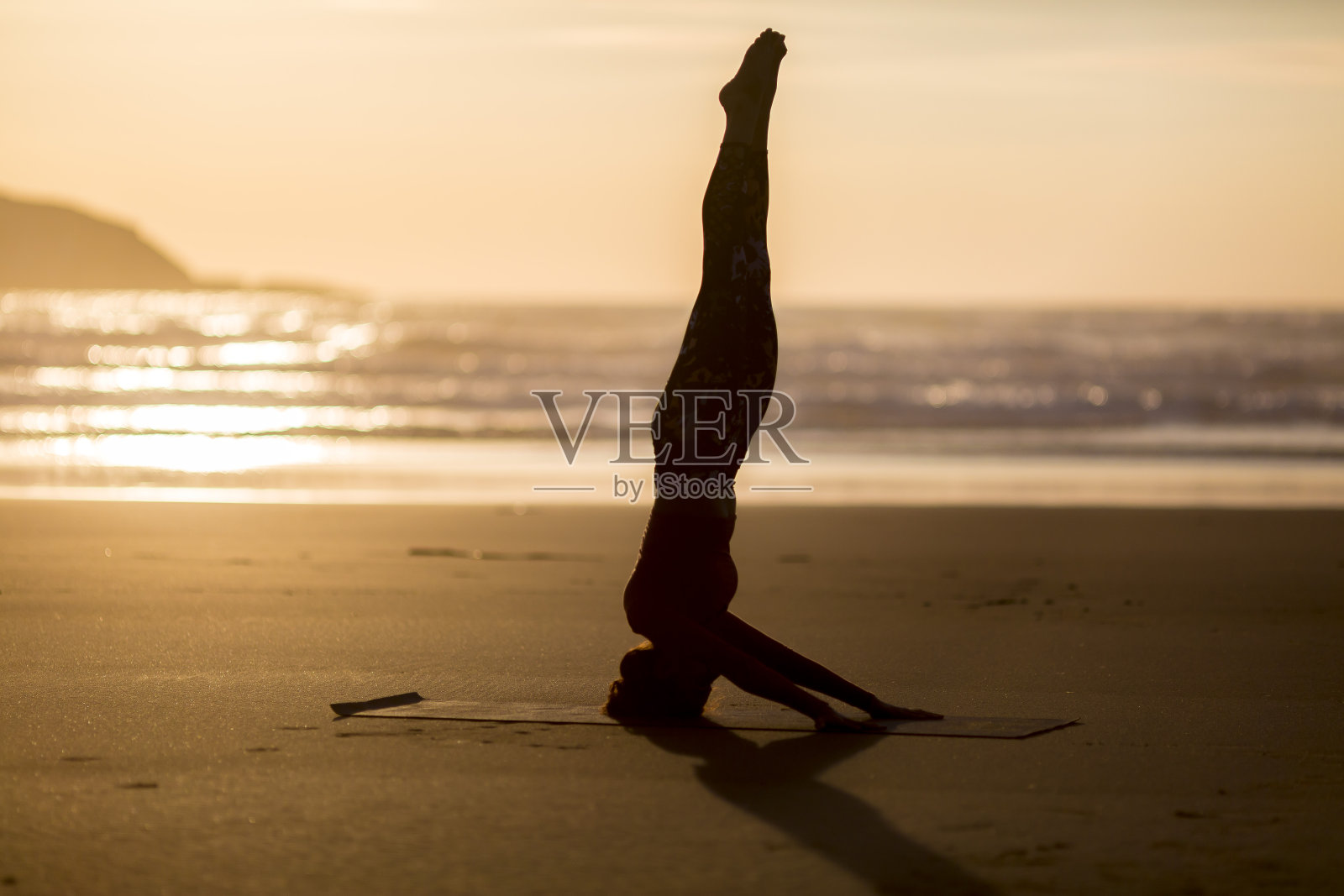 日落时分做冥想的女人照片摄影图片