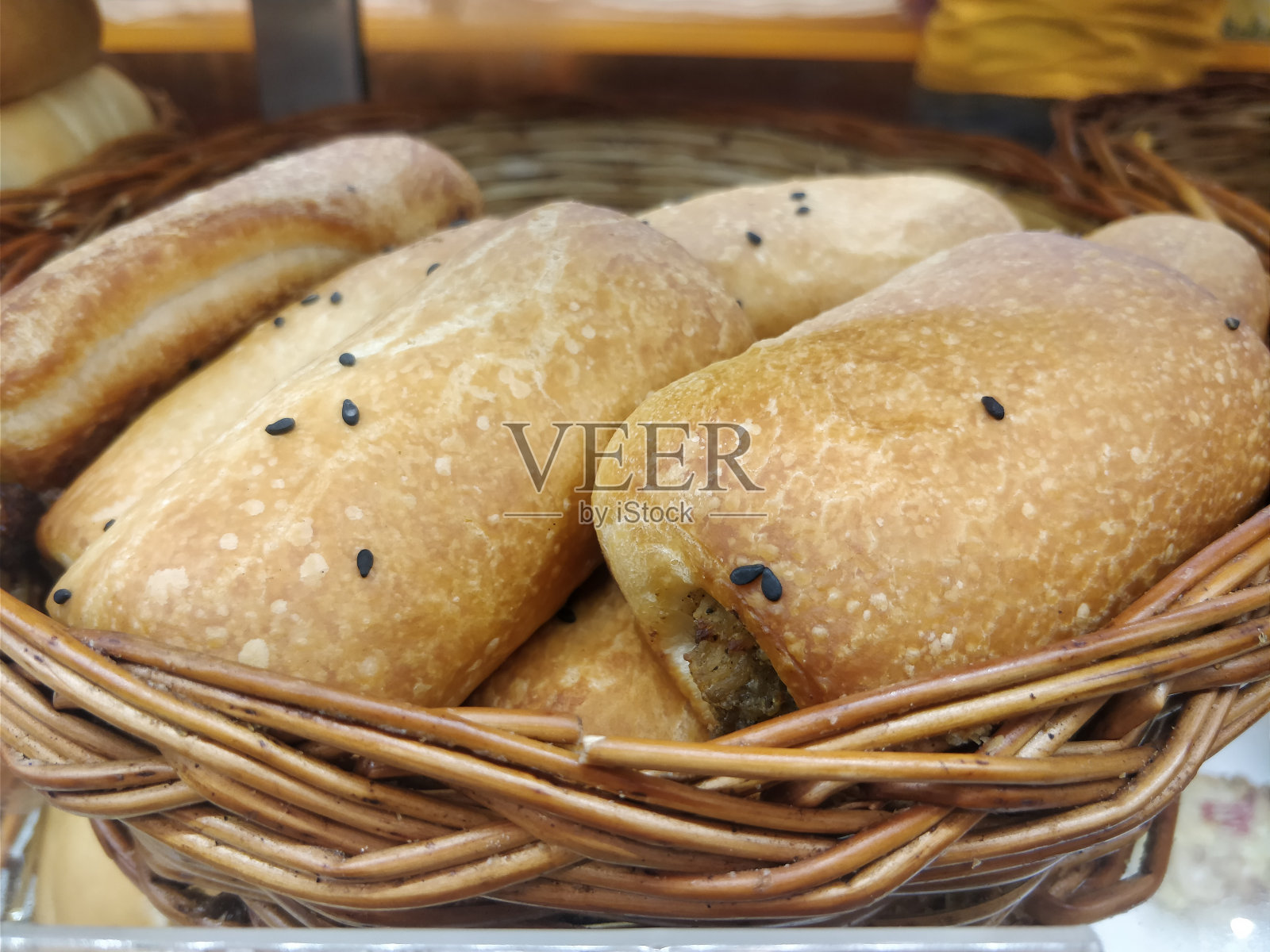 面包店卖春卷照片摄影图片