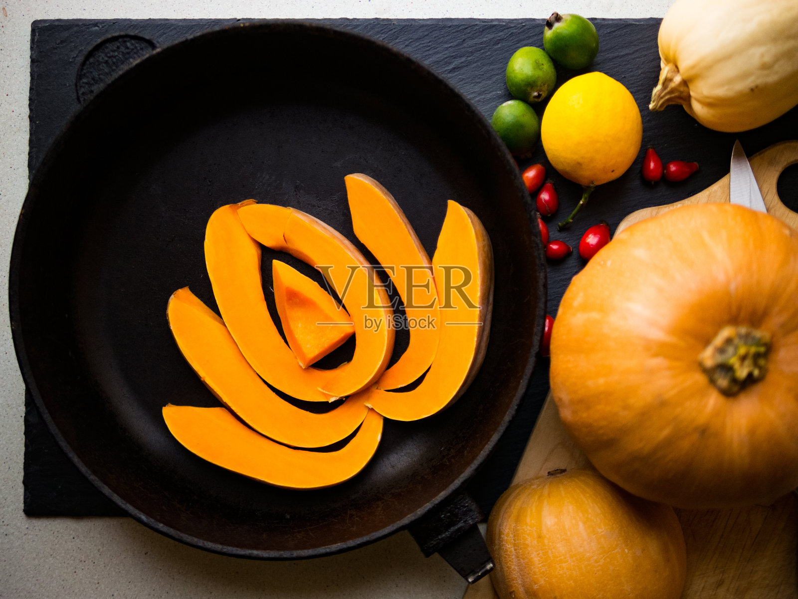 生南瓜片在铸铁煎锅照片摄影图片