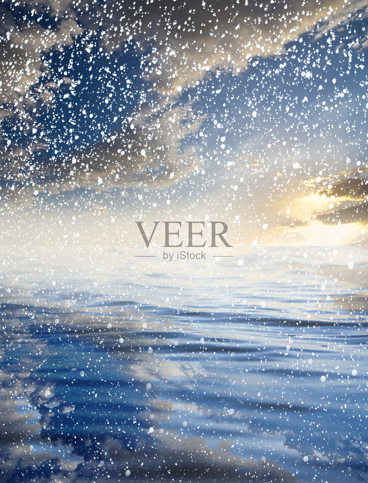 下雪的海上和美丽的天空。漂亮的背景照片摄影图片