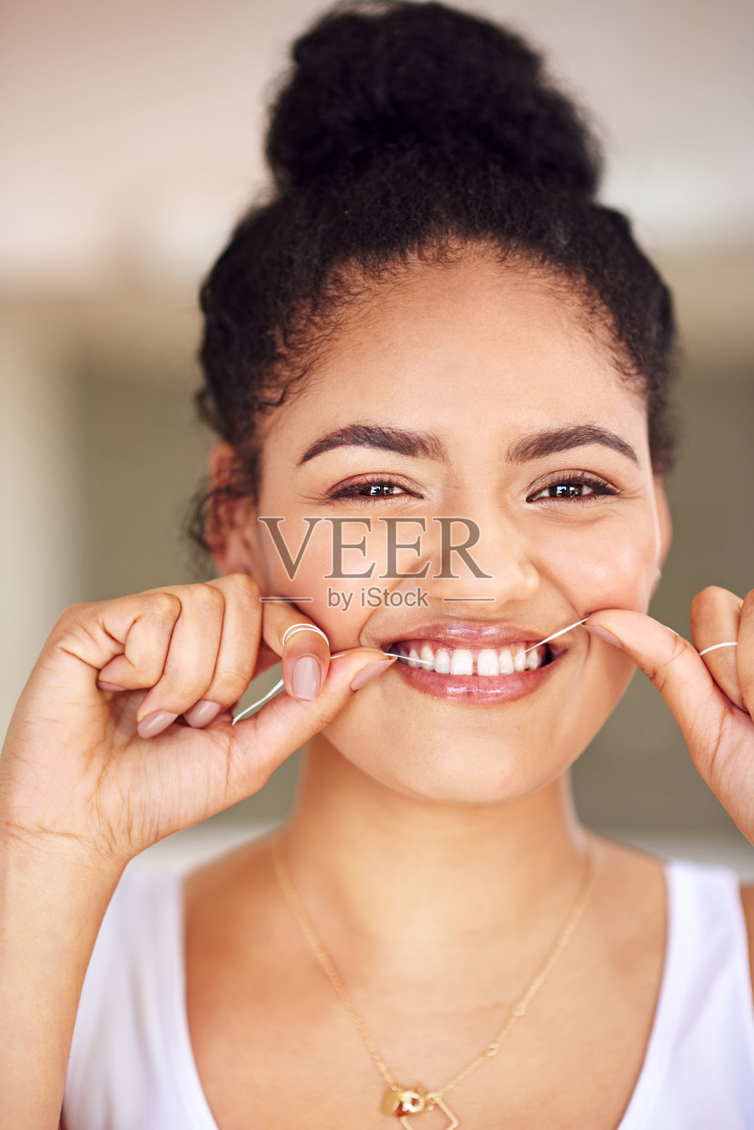 微笑着给她大扫除照片摄影图片