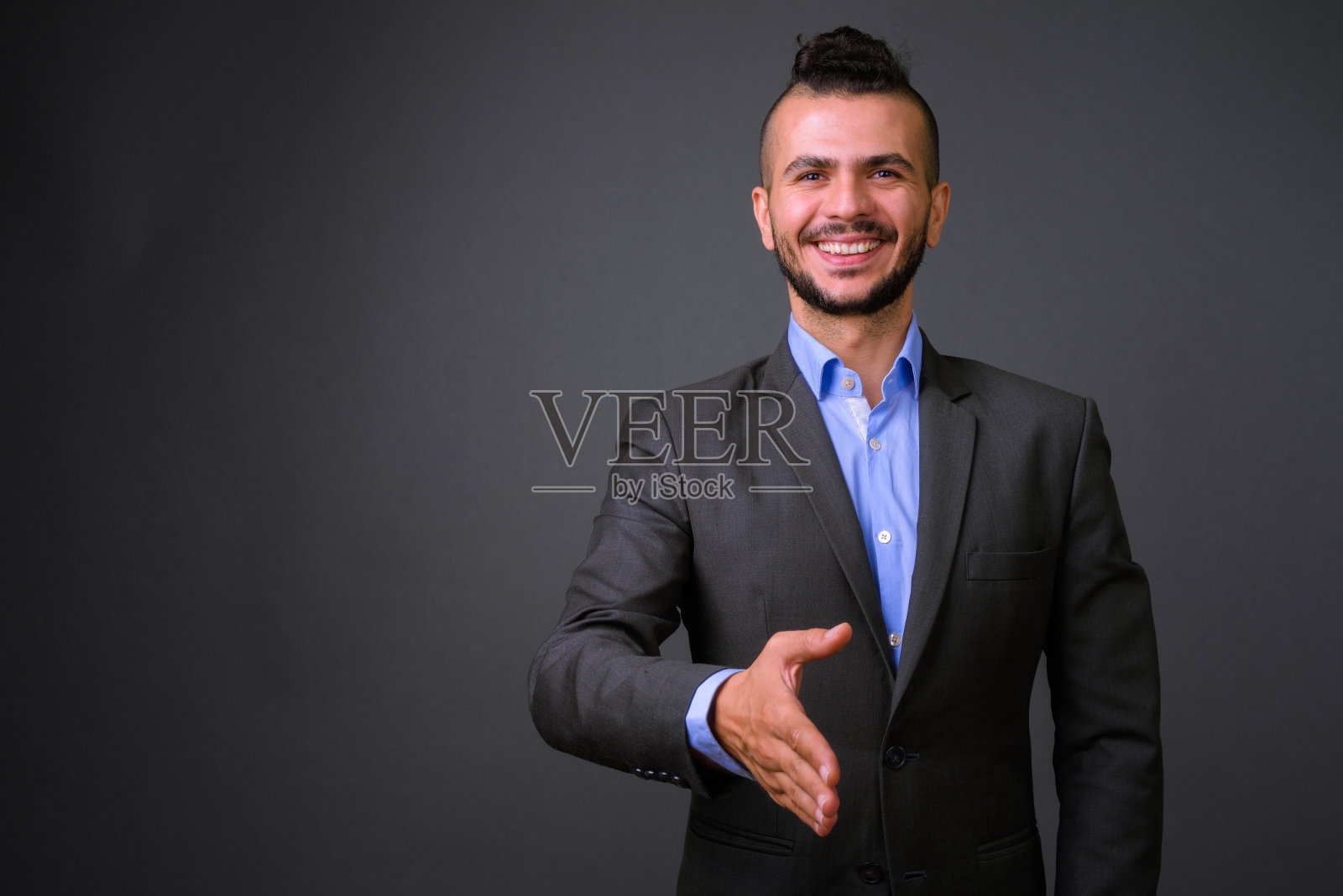 灰色背景下的土耳其商人肖像照片摄影图片