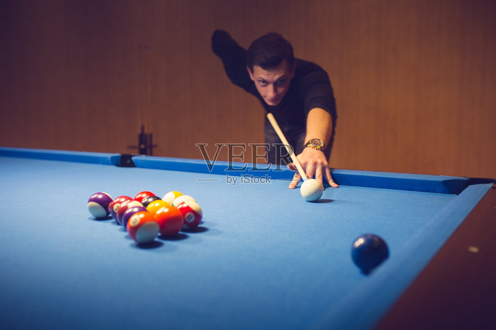 半专业的台球游戏玩家准备击球照片摄影图片