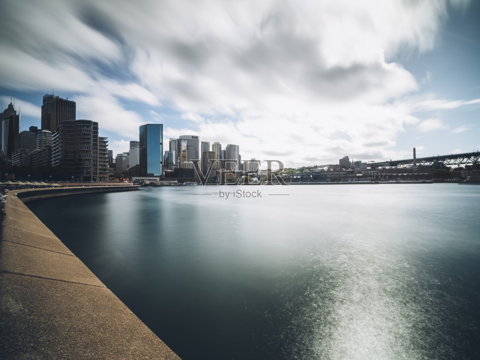 海港大桥与长暴露云照片摄影图片