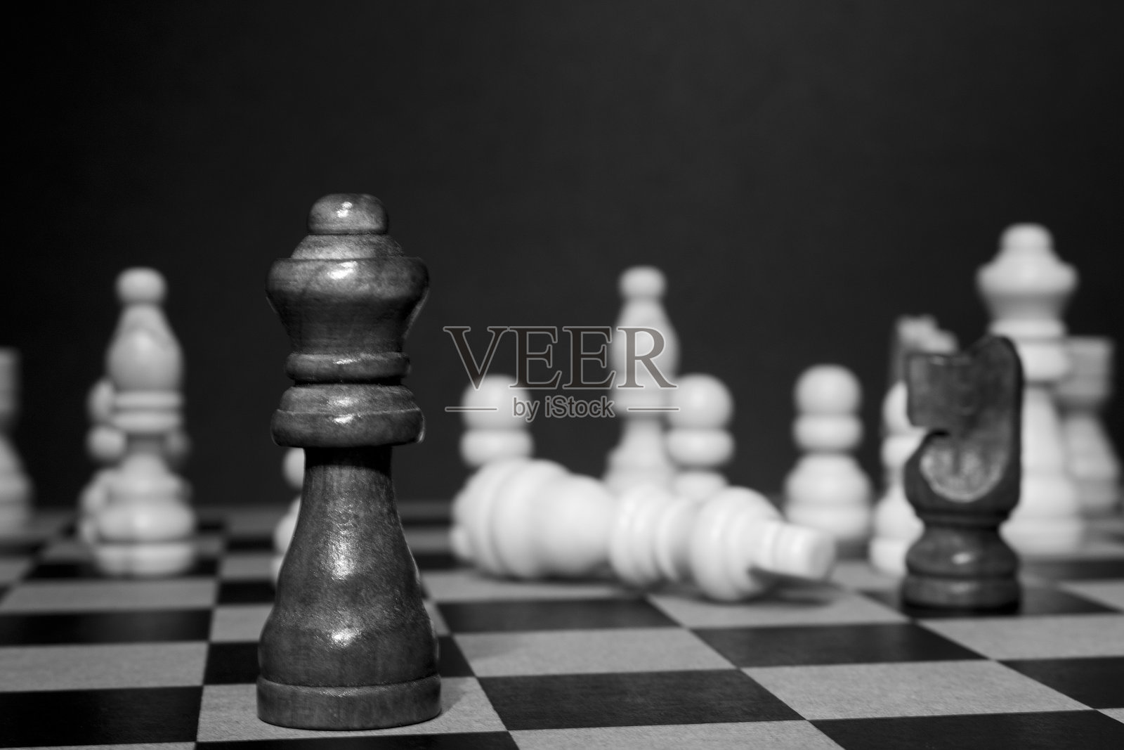 棋盘上的象棋照片摄影图片