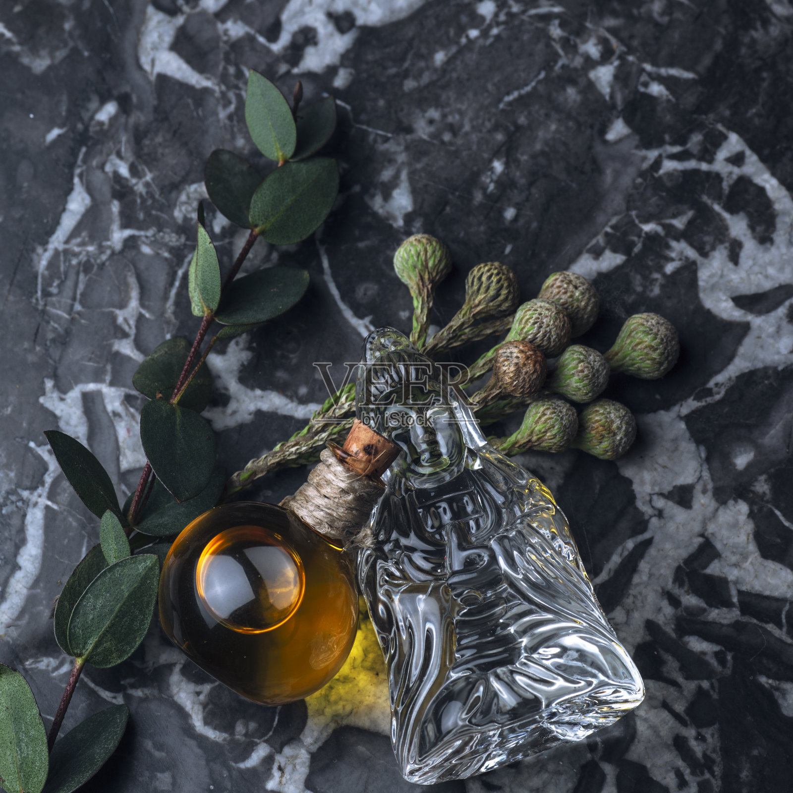 精油与叶子和上帝照片摄影图片