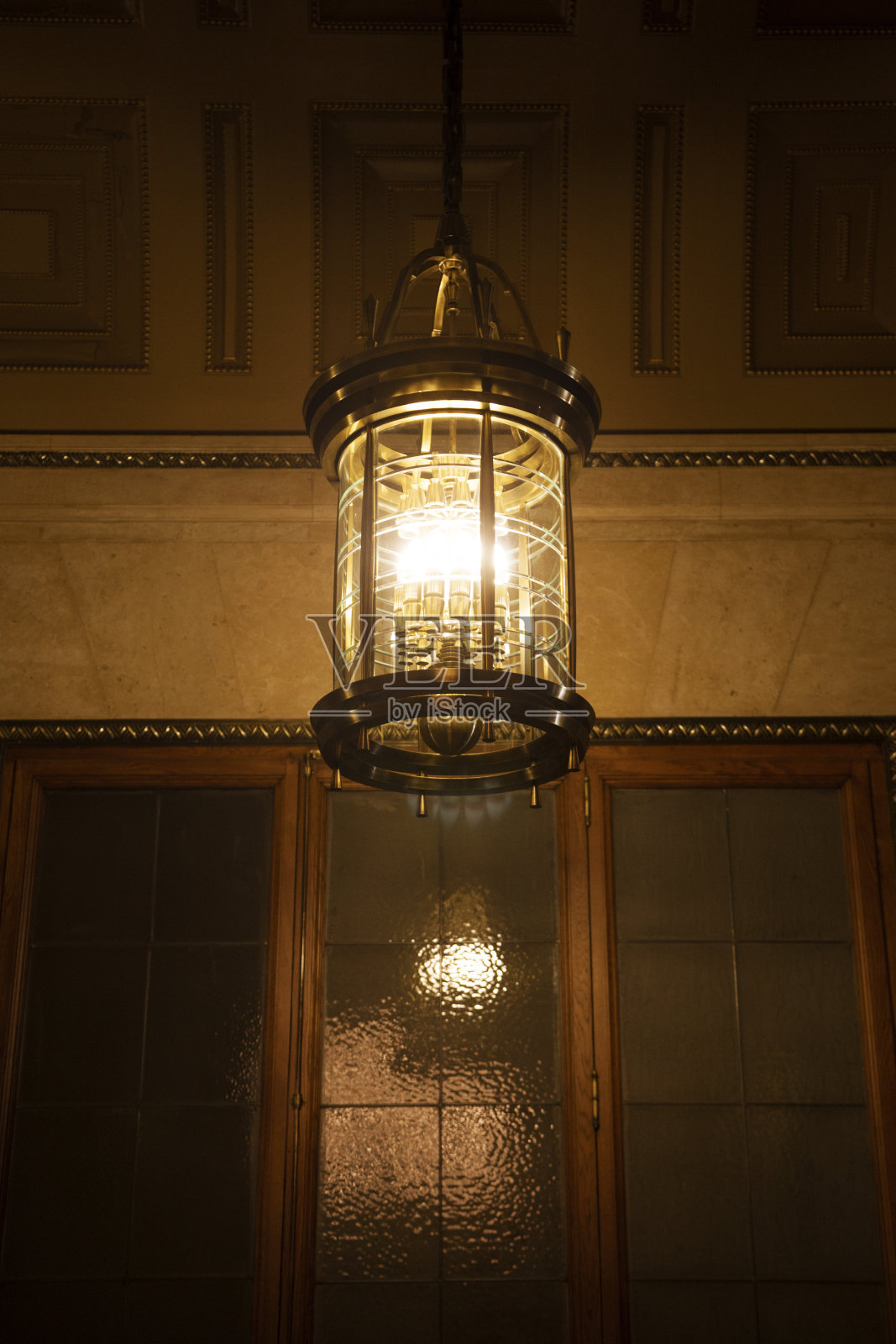 老摩洛哥风格的彩色玻璃枝形吊灯照片摄影图片