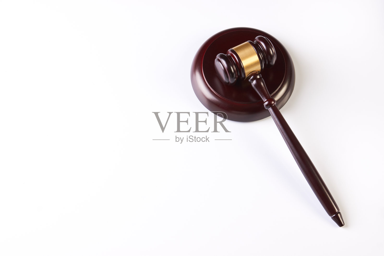 白色背景上的法官法槌照片摄影图片