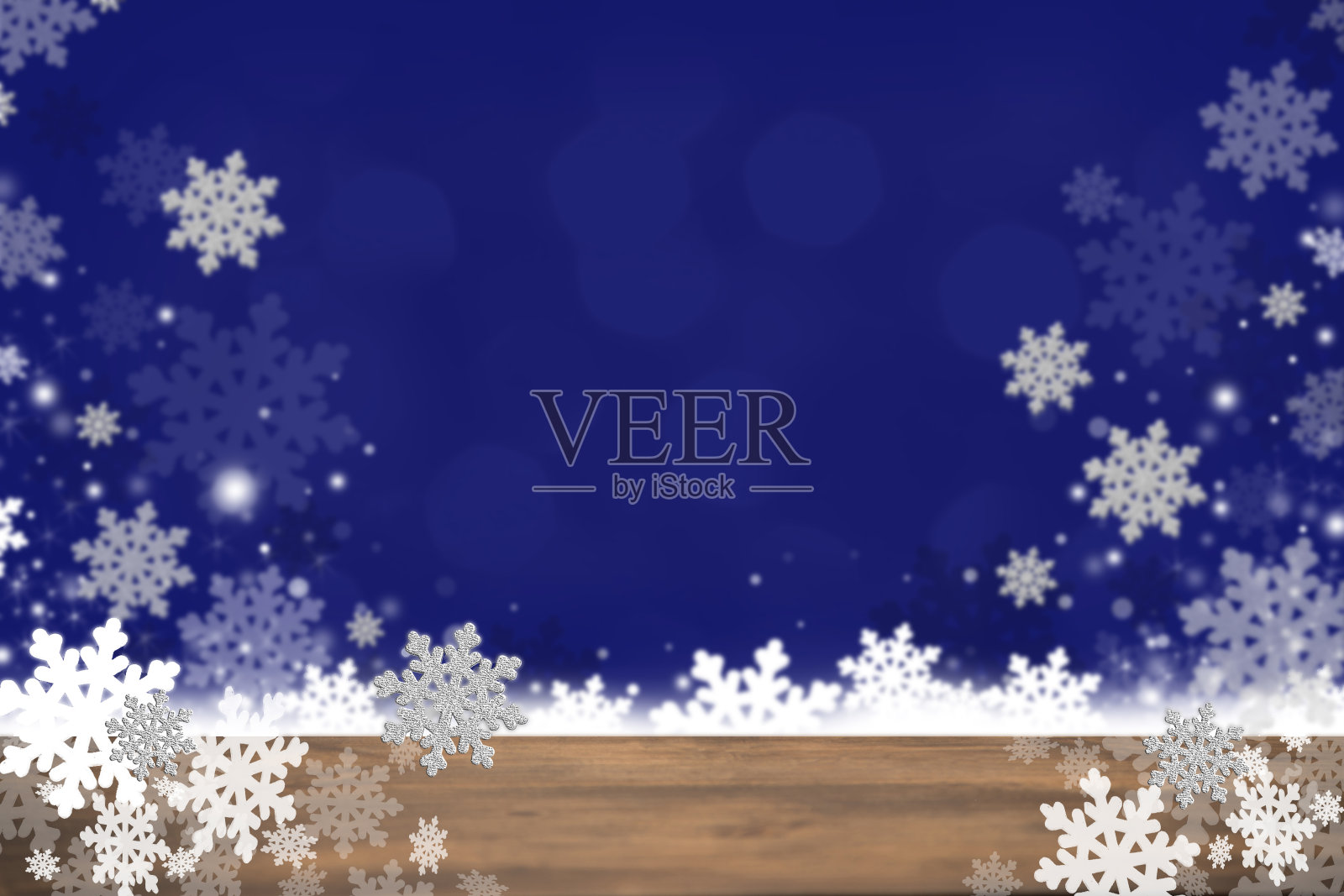 圣诞节，冬天背景的雪花，闪闪发光的节日彩灯。表的前景。照片摄影图片